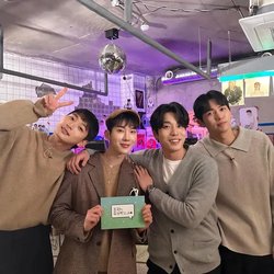 2AM group photo