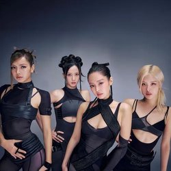 BLACKPINK group photo