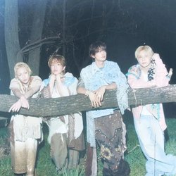 SHINee group photo